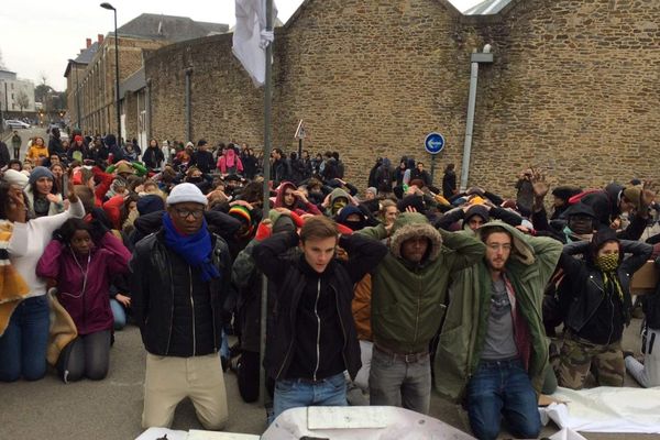 Des étudiants à genoux devant les grilles du Rectorat à Nantes en signe de protestation au manque de dialogue. 