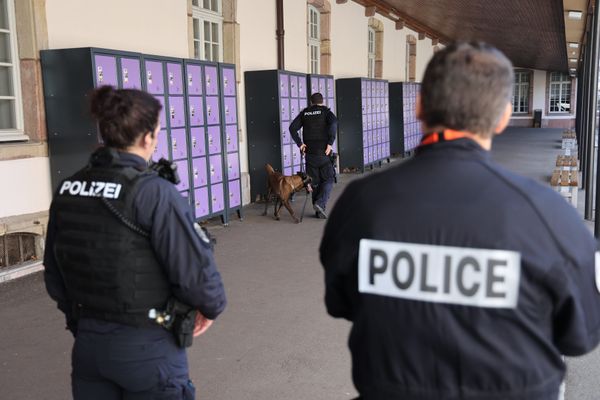 La police en action au lycée Bartholdi de Colmar au moment des appels à la bombe