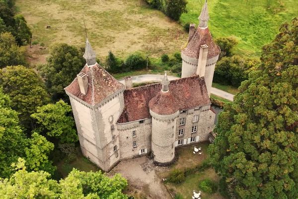 Le château d'Etangsannes remonte au XVème siècle a été racheté par la famille de Thibault de Mesmay.