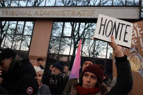 Plusieurs dizaines de manifestants s'étaient réuni devant le tribunal administratif de Toulouse pour contester les décisions du juge.