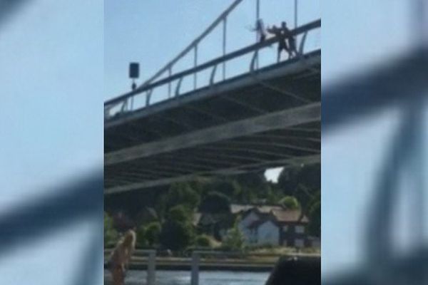 L'ado a été jeté d'un pont alors qu'il dit clairement qu'il ne sait pas nager.