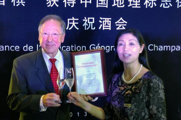 Jean-Luc Barbier, directeur général du CIVC, reçoit le certificat d’enregistrement de l’indication géographique Champagne en Chine