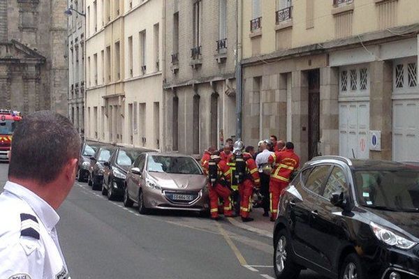 L'équipe de reconnaissance mobilisée après une fuite de gaz, ce matin, au 9 rue Edouard Vaillant à Limoges.