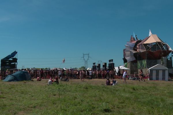 En arrêt cardio-respiratoire, le jeune homme n'a pas pu être réanimé par les secouristes dimanche 12 mai à Parnay (Maine-et-Loire). En marge du drame, la fête continuait de battre son plein.