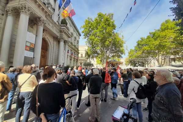 Trois cents personnes se sont rassemblées à Avignon dimanche à 14h heures devant l'Hôtel de Ville en hommage au professeur tué dans l'attentat d'Arras.