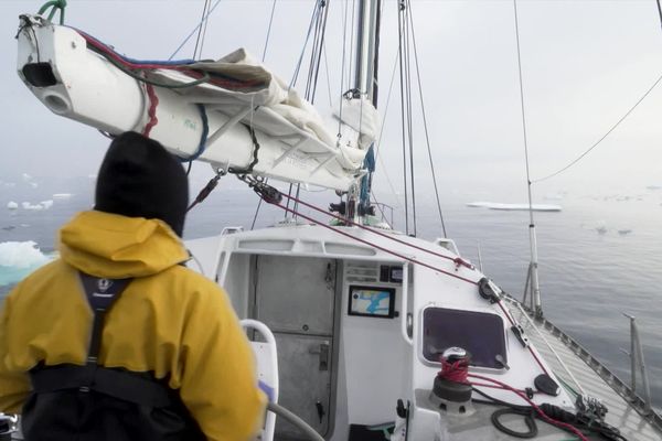 L'Atka a traversé le brouillard et les blocs de glace pour retourner à la Rochelle.