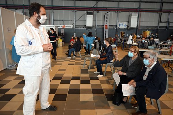 Vincent Bounes, chef du SAMU 31 au vaccinodrome de Toulouse