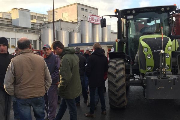 Des producteurs laitiers bloquent depuis 15 heures ce lundi le site Agrial de Condé-sur-Vire dans la Manche