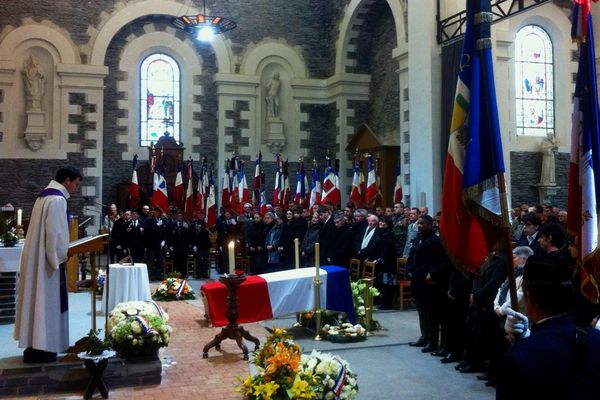 Le cercueil du jeune soldat couvert du drapeau français