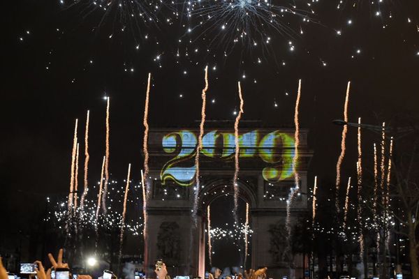 Le passage à l'année 2019, à Paris sur les Champs-Elysées.