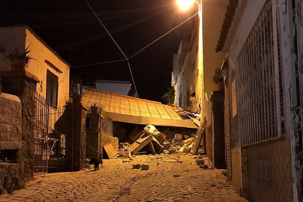 Un séisme de magnitude 4,0 lundi soir à Ischia, une île très touristique au large de Naples (sud de l'Italie), a fait au moins deux morts.