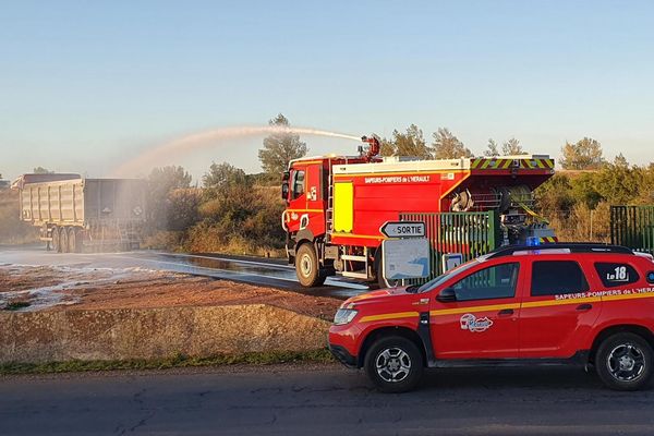 Sur l'autoroute entre Montpellier et Millau, un incendie s'est déclaré dans un camion qui contenait des batteries pour voiture.