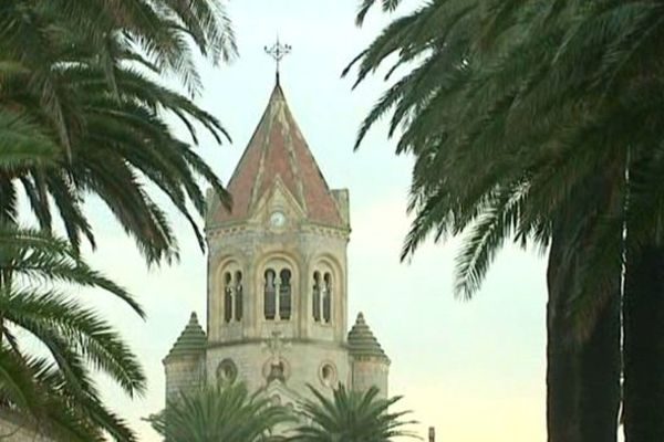 Au large de la baie de Cannes, ce qui fait la particularité de l’île St Honorat est d’être, depuis 16 siècles, un lieu de vie monastique et de recherche de Dieu.