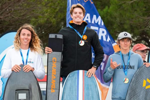 Originaire de l'île de Ré, Pierre Schmitz, 18 ans, est champion de France de wing foil, dans la catégorie junior.