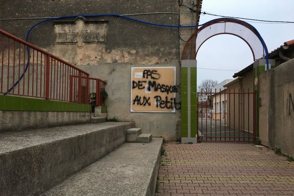 "Pas de masques aux petits" c'est ce qui a été inscrit sur les murs de l'école de Poussan, dans l'Hérault