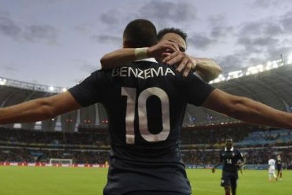 Benzema et Valbuena qui se congratulent- Archives Equipe de France 