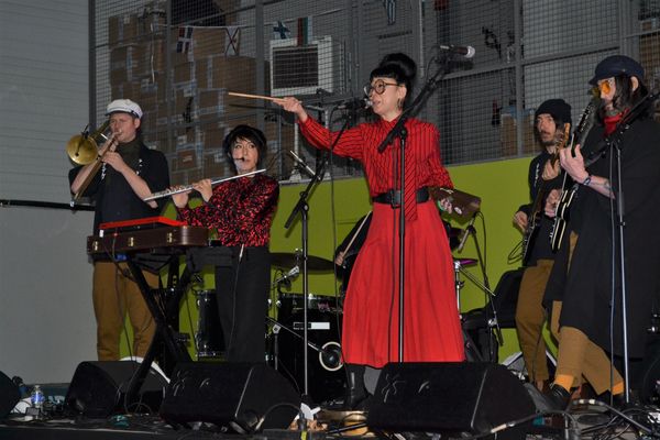 Teke::Teke lors de leur concert au centre pénitentiaire de Vezin-le-Coquet près de Rennes. Il s'agit de la première scène du groupe en France.