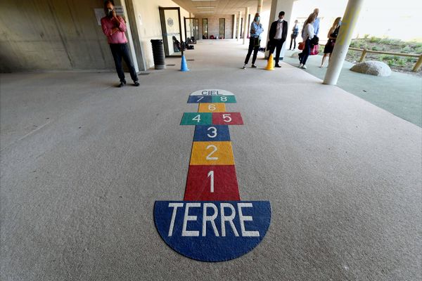 Mobilisation des associations des parents d'élèves des écoles de Toulouse "pour dire non à un accueil périscolaire au rabais".