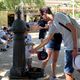Déjà obligatoires pour les habitants, les restrictions d'eau s'élargissent aux touristes en Catalogne