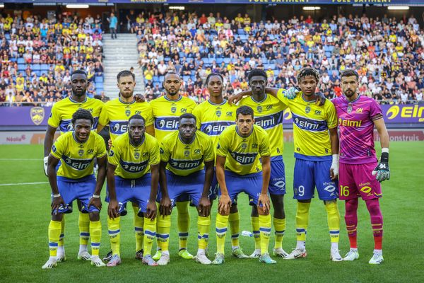 L'équipe sochalienne avant le match contre le Goal FC, au stade Bonal le 1er septembre 2023.