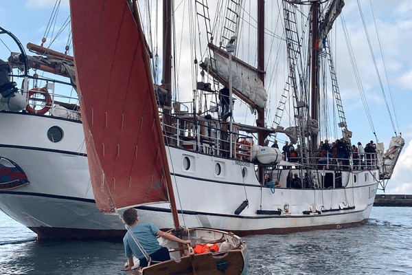 Littoral vous fait vivre ce grand rassemblement au côté des gens de mer de tout horizon, plongez dans les coulisses de cet événement, pour comprendre l’importance des fêtes maritimes de Brest dans la renaissance du patrimoine traditionnel