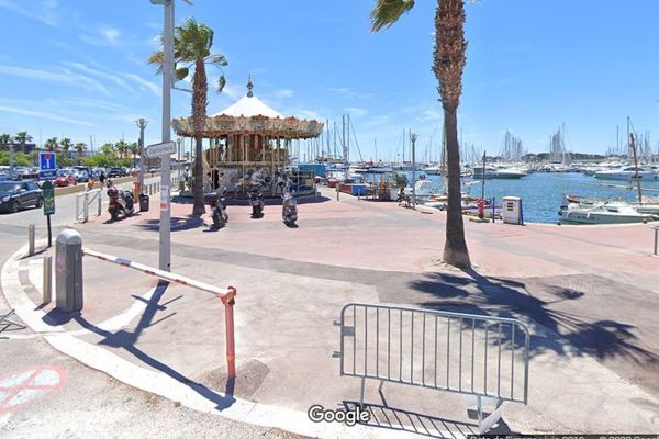 Le Quai Charles de Gaulle où se tient le marché nocturne à Bandol dans le Var. C'est là, à proximité du carrousel, que l'explosion de lampe au bioéthanol a eu lieu, blessant deux enfants et leurs parents.