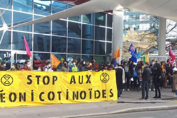 Près de 200 militants activistes d'Extinction Rebellion ont organisé une action coup de poing, vendredi 19 mars, pour protester contre le géant de l'agrochimie Bayer, dans le 9e arrondissement de Lyon.
