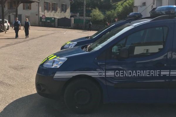 Le village de Labalme  est inaccessible. La gendarmerie a mis en place un périmètre de sécurité autour de la ferme ou s'est retranché un homme de 35 ans.     