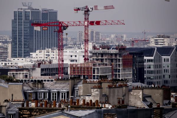 Des grues sur des chantiers à Paris