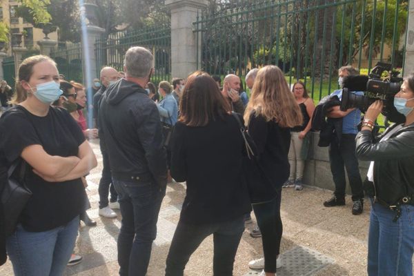 Les patrons et gérants de débit de boisson manifestent ce vendredi devant la préfecture d'Ajaccio.