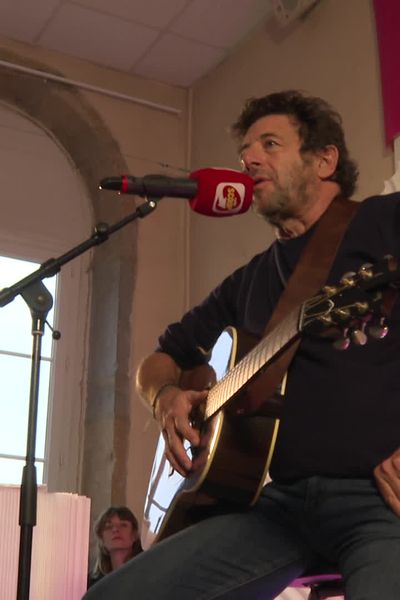 Patrick Bruel, professeur d'un jour pour une dictée solidaire.