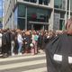 Une centaine de personnes se sont rassemblées, vendredi 5 juillet, devant la Maison des avocats de Lyon en soutien à la centaine d'avocats désignés comme des personnes "à éliminer" dans un article d'un site d'extrême droite.