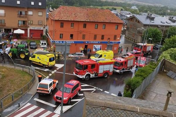 Un char s'est renversé durant la "Festa de l'estany" ce dimanche 27 août à Puigcerdà en Catalogne. Trois femmes ont été blessées dont une grièvement.