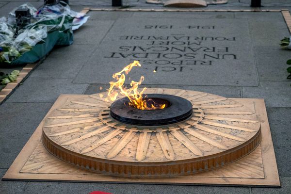 La flamme de la Nation brûle sous l'Arc de Triomphe depuis le 11 novembre 1923.