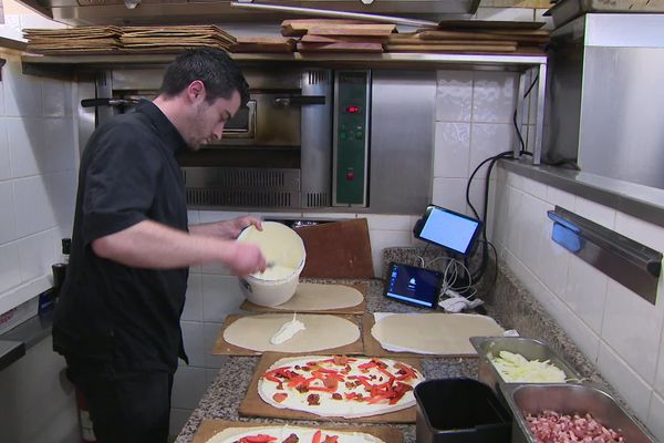 Même s'il doit se contenter de la confection de tartes flambées, seul dans sa cuisine, ce restaurateur strasbourgeois a décidé de reprendre une activité, pour essayer d'amortir "30 à 40% des frais fixes" de son restaurant.