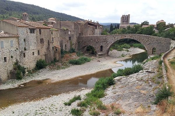 Le village de Lagrasse est situé dans le Massif des Corbières dans le département de l'Aude, au fond d'une vallée traversée par la rivière d'Orbieu.