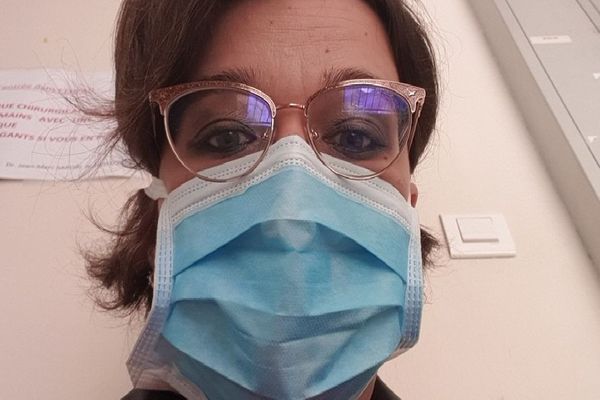 Claire, une héroïne masquée parmi d'autres... l'élève de l'IRA de Lyon a repris sa blouse d'infirmière pour aider les soignants dans leur lutte contre le coronavirus 6/4/20