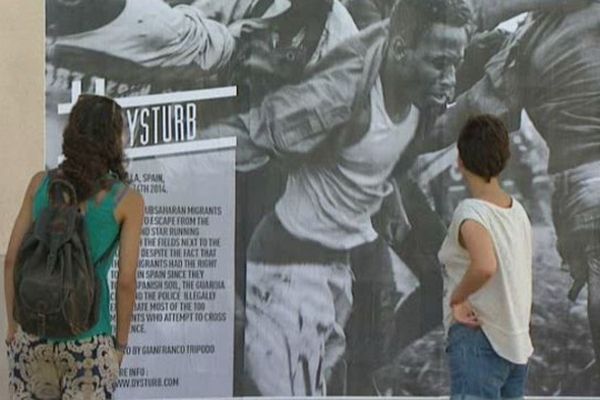 Sur les murs de Perpignan, un collectif colle des photos d'actualités grands formats en noir et blanc qui interpellent le public