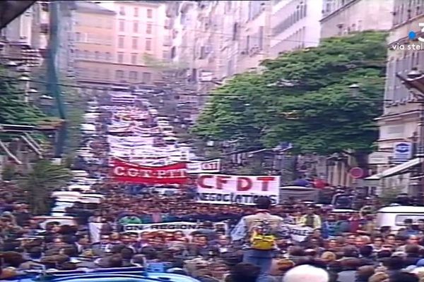 Le 3 mai 1989, les Corses obtiennent la prime d’insularité après des mois de conflit avec Paris. 