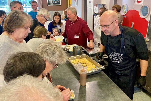 Les résidents de la maison de retraite "Emeraude" à Bouguébus près de Caen préparent un dessert à la pomme sous la direction du chef étoilé Anthony Caillot.