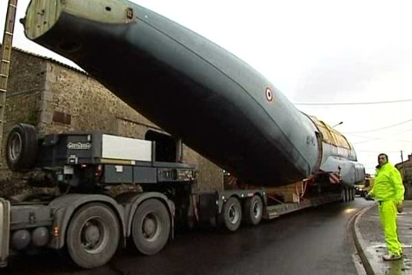 Le fuselage du Transall sur les routes des Deux-Sèvres