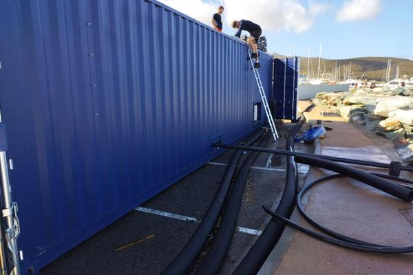 Le troisième et dernier module de l'unité de dessalement en cours d'installation.