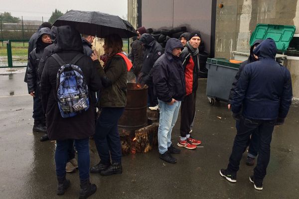 Au centre pénitentiaire de Poitiers - Vivonne, 50 gardiens empêchaient encore jeudi matin, les entrées et les sorties.