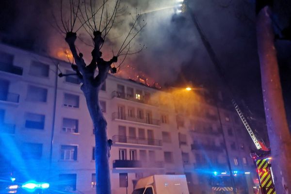 Le feu a pris dans les combles de l'immeuble situé 33 allée Reuss au Neuhof