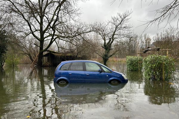 Une voiture sous les eaux à Aoste, en Isère, le 14 décembre 2023, au lendemain de l'inondation de la plaine du Bouchage.