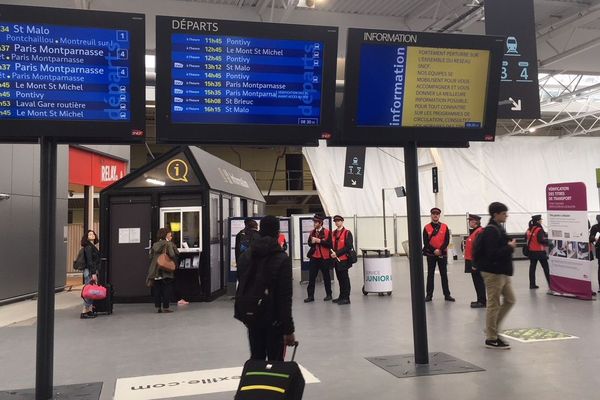 Un hall de gare bien vide en ce premier jour de grève à Rennes