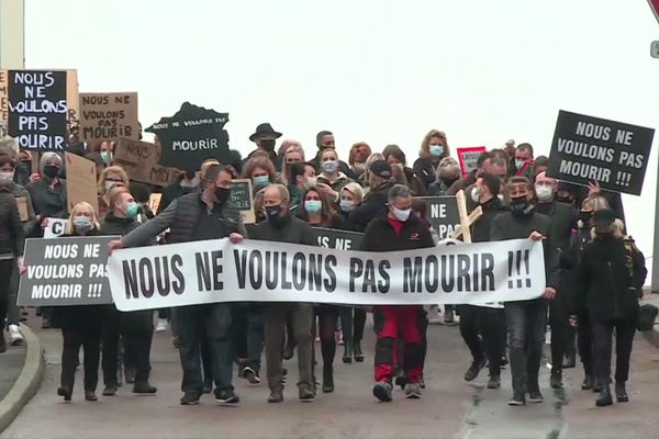 Tous vêtus de noir, les commerçants châtillonais ont manifesté ce matin dans les rues de la ville. 