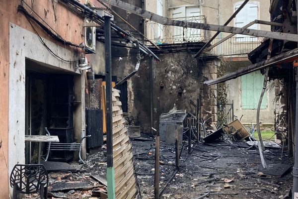 L'immeuble entièrement détruit par l'incendie présente un fort risque d'éboulement.