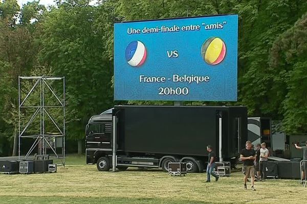 Un écran géant mis en place à Reims à l'occasion de la demi-finale de la Coupe du monde 2018 opposant la France à la Belgique (photo d'illustration).