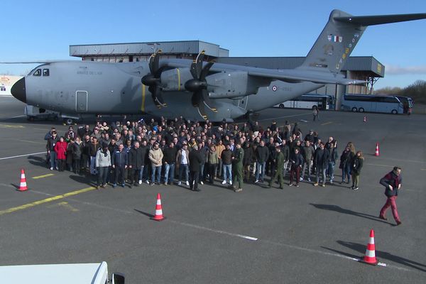 200 salariés de Ratier-Figeac prennent la pause devant l'A400M.